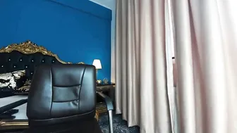 taahiraarabian caresses the clit with a toy