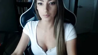 miss_bee naked her booty seduces visitors