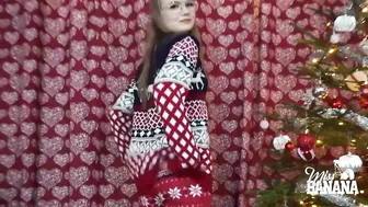 MissBanana playing with her ass