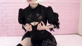 tweetney charming courtesan jerks pussy with dildos