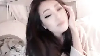 bunni_ graceful babe gently masturbates pussy
