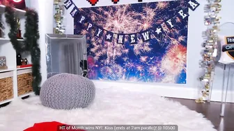 brielleday caresses her ass