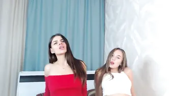 wilmablear exquisite woman pulls the vagina