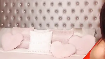 amberely cute bitch masturbates pussy with vibrator