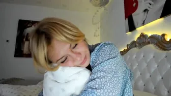 kiradivine busty jerk off