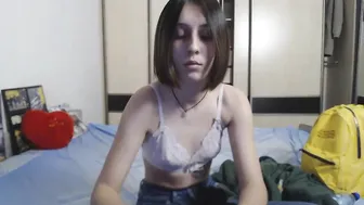 lari_18 cute fucks herself