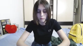 lari_18 cute fucks herself