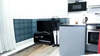 litlle_flowers charming babe poses nude in front of the webcam