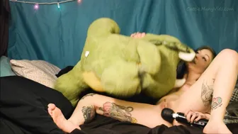 Cattie CatCandescent Kailey Ketchum ManyVids Triceratops Tramp Plush Play Hitachi