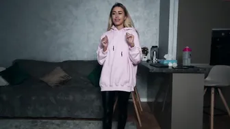 lauraxx_ adorable female fingers her anus