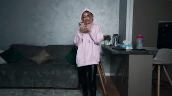 lauraxx_ adorable female fingers her anus