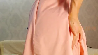 principesse Busty chick takes off her panties