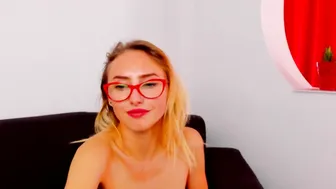 deea_hot101 Naughty bitch sucks guy's dick