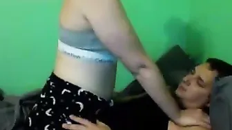 missthangg18 Busty kurva fingering her pussy with a vibrator