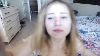 cutesnowwhite Gentle doll is washing in the shower