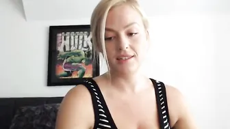 busty_ir_housewife Adult woman squeezes the lips of the sexual