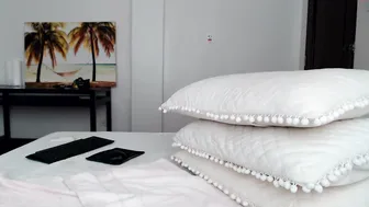 allforshow93 rubs and fucks her pussy