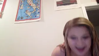 michealxx4273 nude chick posing on the couch