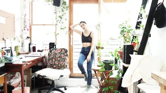 Cyncyncyn All Tied Up in the Kitchen