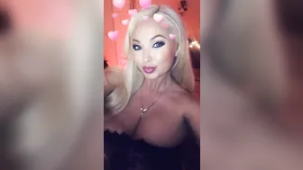 VictoriaJune69 plump bitch massages nipples