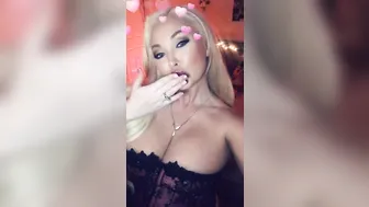 VictoriaJune69 plump bitch massages nipples