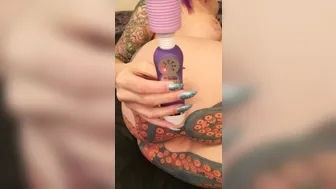 Daizha Morgann  lustful woman fucks vagina with phallus