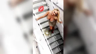 Summer Brielle videos [OnlyFans.com]   shows off her milking