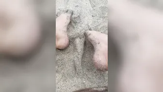 queensmoke attractive lady relish fucks vagina with a sex toy