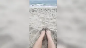 queensmoke attractive lady relish fucks vagina with a sex toy