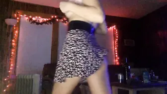 lindseyloves22 expressive swell performs crazy dance