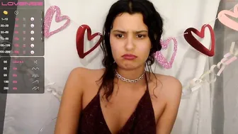 art_tart black-haired babe jerks off her cunt
