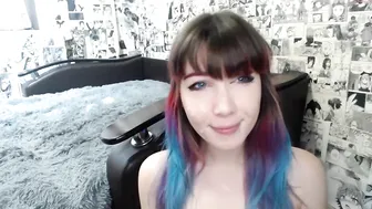 jiglipuf fucks herself on the sofa