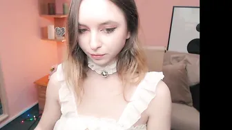 meow_online naughty lady fingering pussy in nature
