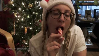 littlemisskitty91 manyvids gorgeous jerks off a banana and cums.