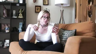 littlemisskitty91 manyvids crazy slut shows off saggy tits