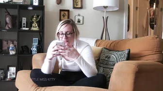 littlemisskitty91 manyvids crazy slut shows off saggy tits