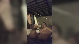 aaliyah hadid big ass bitch shows off charm