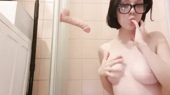 elles big boobed babe dancing striptease