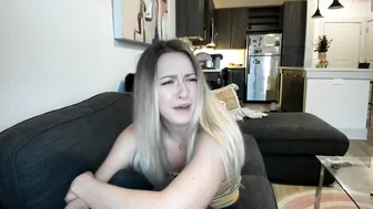 texasthicc black-haired babe jerks off her cunt