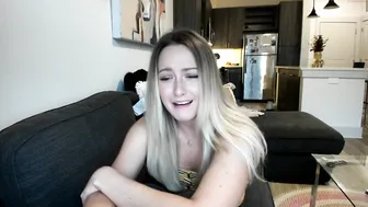 texasthicc black-haired babe jerks off her cunt