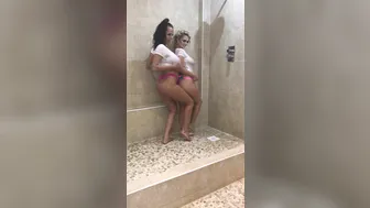 lyciasharyl xo onlyfans getting wet t-shirts 2