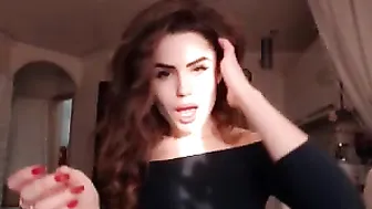 mississmith96 Babe plays with her pussy