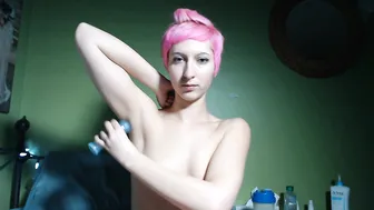 camgirljade putting-on-deodorant-2020-01-07_M2p6Q1