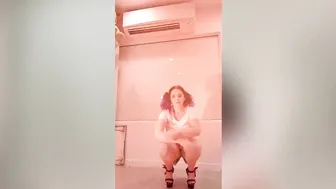 Avalon -A little freestyle dance & multi-outfit striptease to wish you a very good morning