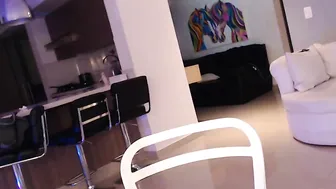 lili_jones gorgeous young lady shows off her legs