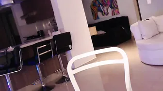 lili_jones gorgeous young lady shows off her legs