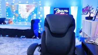 brielleday busty slut fucks pussy in the shower