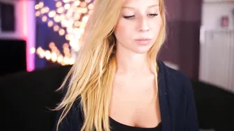 misskreazy sexy blonde gently masturbates cunt