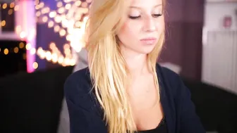 misskreazy sexy blonde gently masturbates cunt