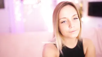 meow_s impressive babe plays her vagina with sex toy